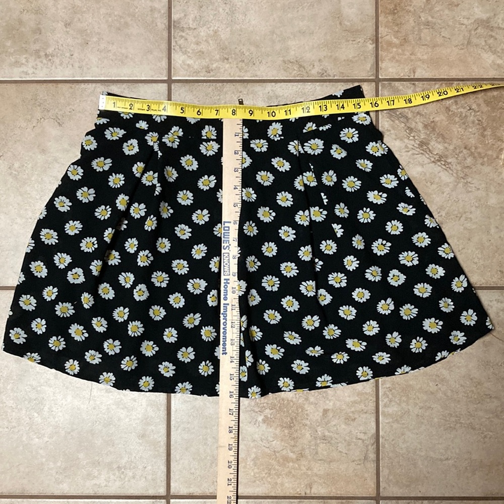 Fun & Flirt daisy mini-skirt